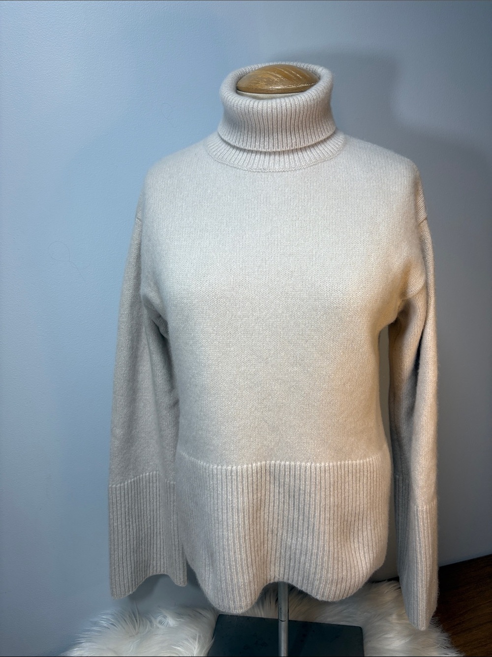 H & M CASHMERE-BLEND TURTLENECK SWEATER